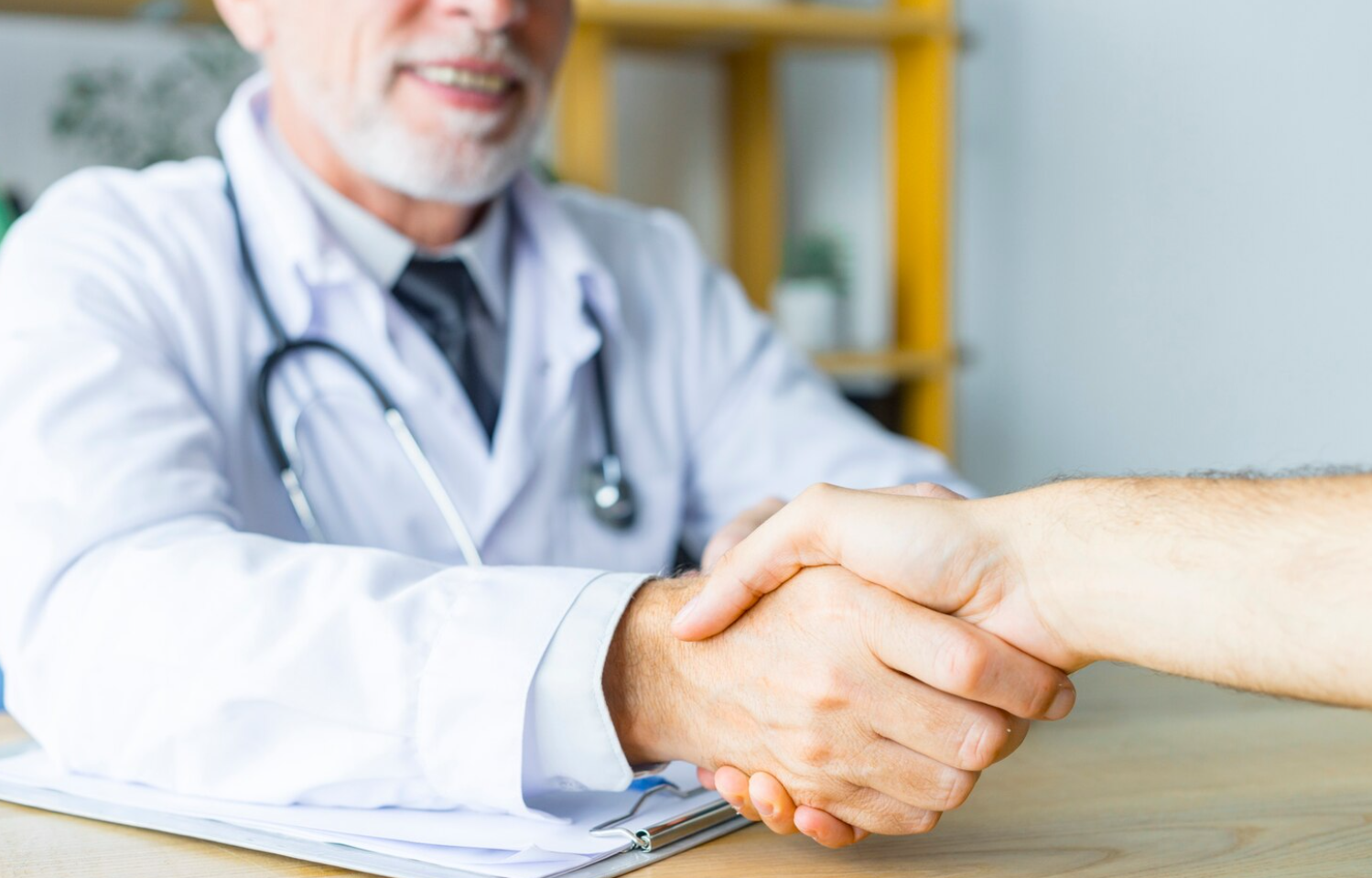 Profissionais de saúde dando as mãos